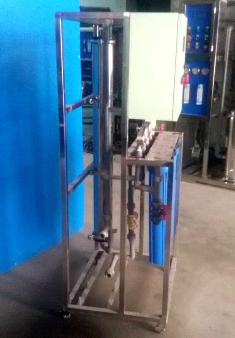 0.25-0.5T反滲透水處理設(shè)備箱式
